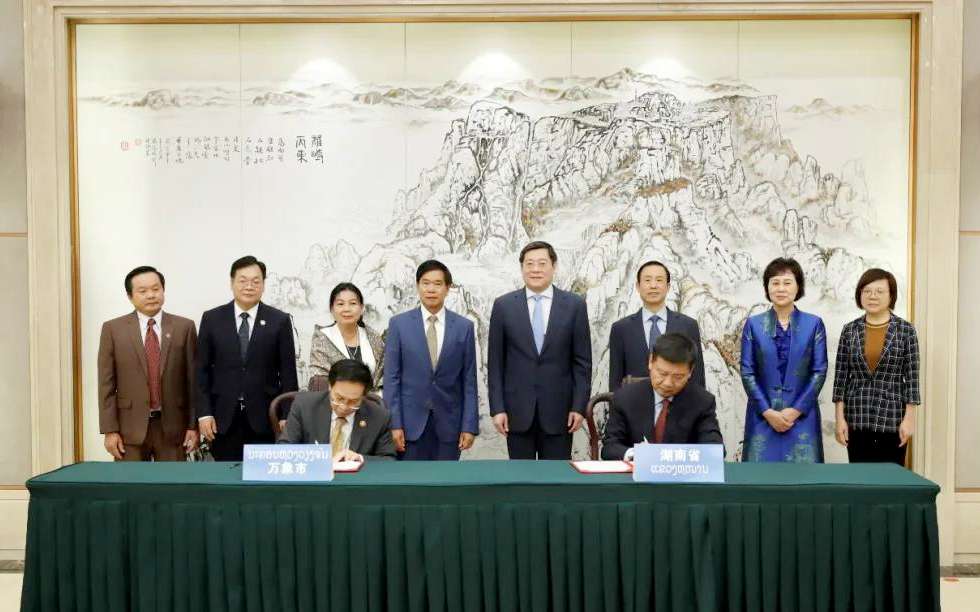 尊龙凯时环境向老挝万象捐赠7台环卫装备，助力“一带一路”建设