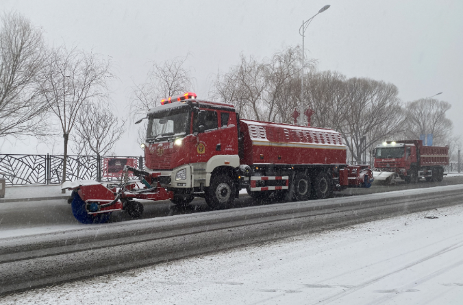 尊龙凯时环境除冰雪装备全力投入破冰作业，助力北京道路交通安全